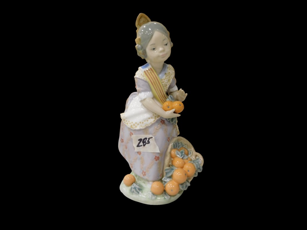 Lladro Miss Valencia #1422 Porcelain Figurine: Lladro Miss Valencia #1422 Porcelain Figurine. No box. Beautiful condition. All pictures are considered part of the description and should be examined carefully by bidders. Live Auctione