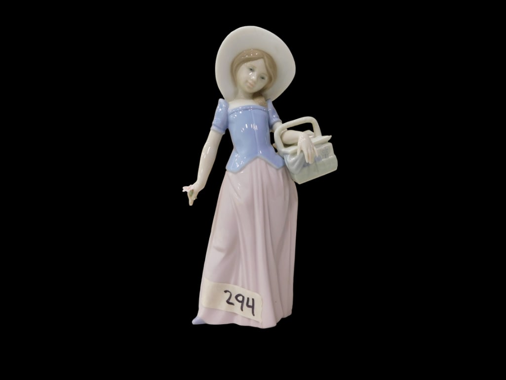 Lladro 6489 Tailor Made Porcelain Figurine: Lladro 6489 Tailor Made Porcelain Figurine. No box. Beautiful condition. All pictures are considered part of the description and should be examined carefully by bidders. Live Auctioneers