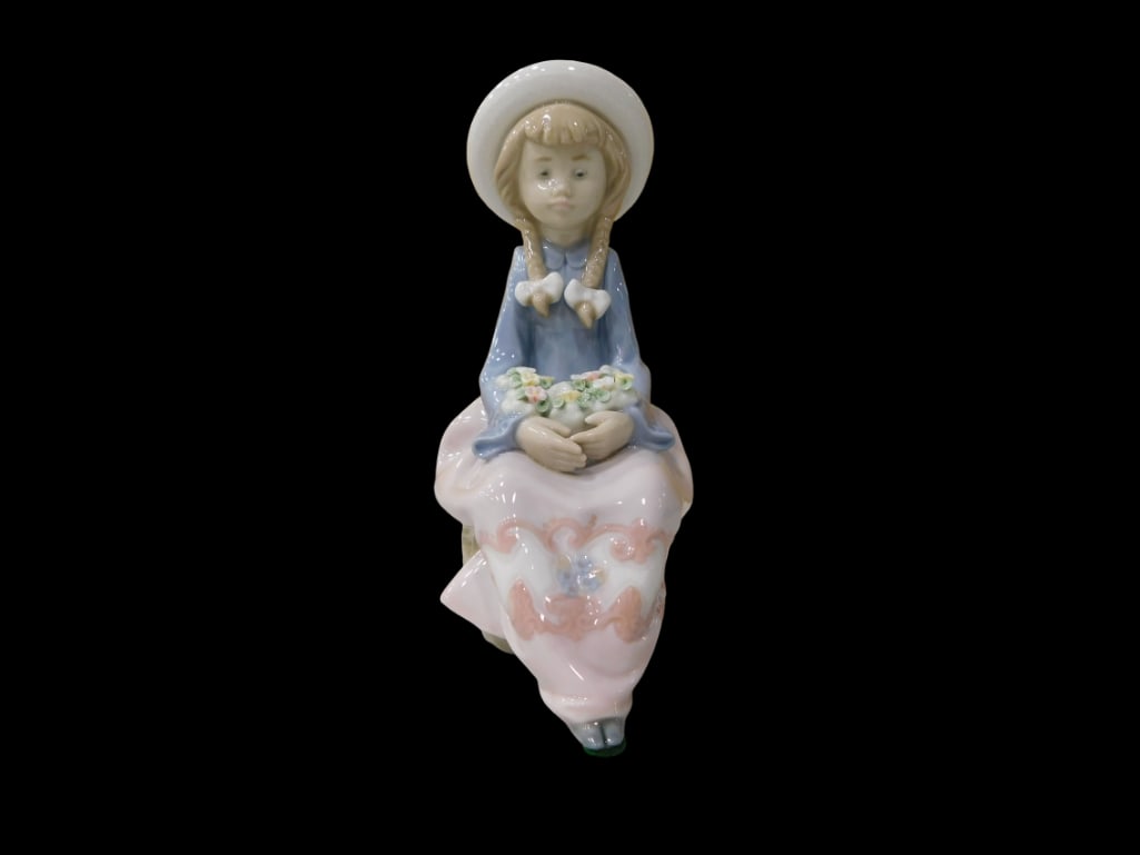 Lladro 5554 Pretty and Prim Porcelain Figurine: Lladro 5554 Pretty and Prim Porcelain Figurine. No box. Beautiful condition. All pictures are considered part of the description and should be examined carefully by bidders. Live Auction