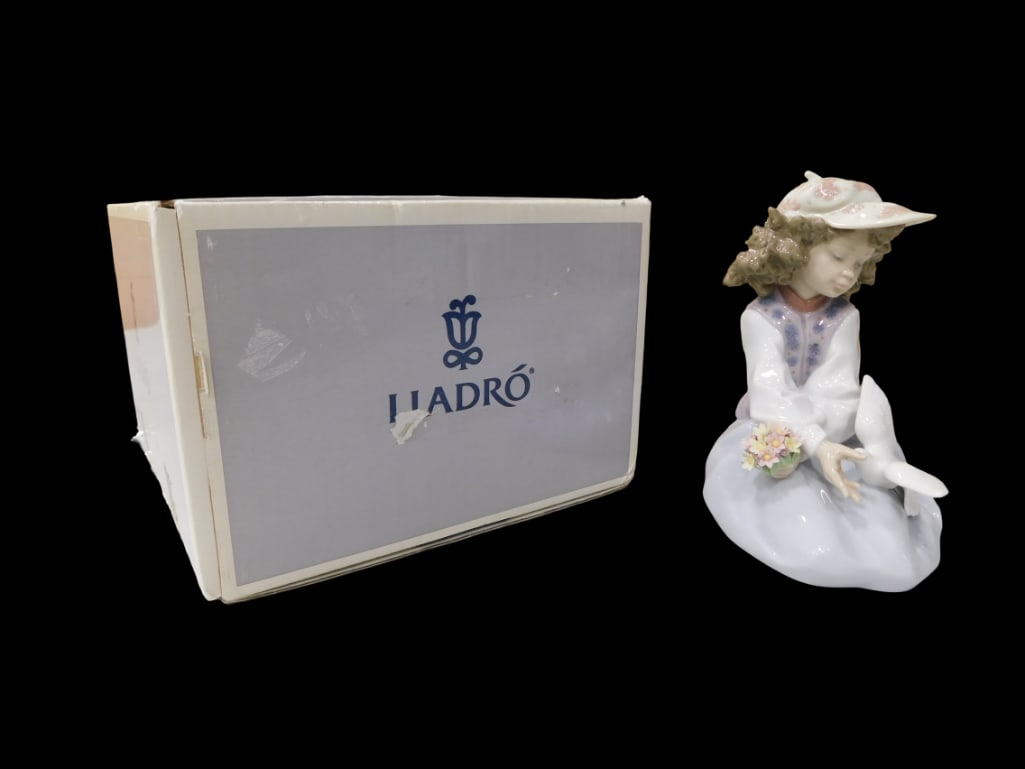 Lladro 6399 Generous Gesture w/ Box, Paperwork, and Receipt (1 of 6)