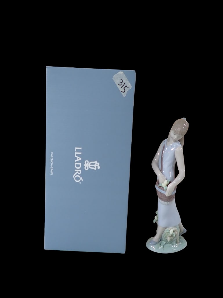 Lladro 1007712 Tulip Garden Porcelain Figurine w/ Box and Paperwork: Lladro 1007712 Tulip Garden Porcelain Figurine w/ Box and Paperwork Beautiful Condition All pictures are considered part of the description and should be examined carefully by bidders. Live Auctione