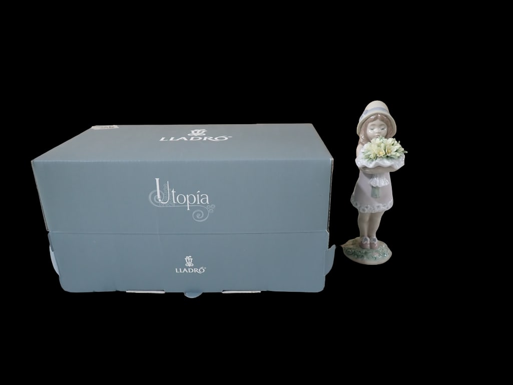 Lladro 1008313 You Deserve the Best Porcelain Figurine w/ Box and Paperwork: Lladro 1008313 You Deserve the Best Porcelain Figurine w/ Box and Paperwork. Beautiful condition. All pictures are considered part of the description and should be examined carefully by bidders