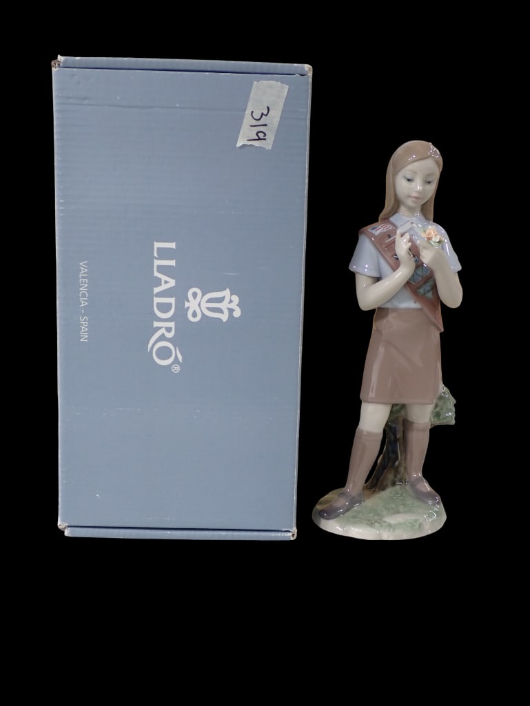 Lladro 1008646 Girl Scout Brownie Porcelain Figurine w/ Box and Paperwork: Lladro 1008646 Girl Scout Brownie Porcelain Figurine w/ Box and Paperwork. Beautiful condition. All pictures are considered part of the description and should be examined carefully by bidders.