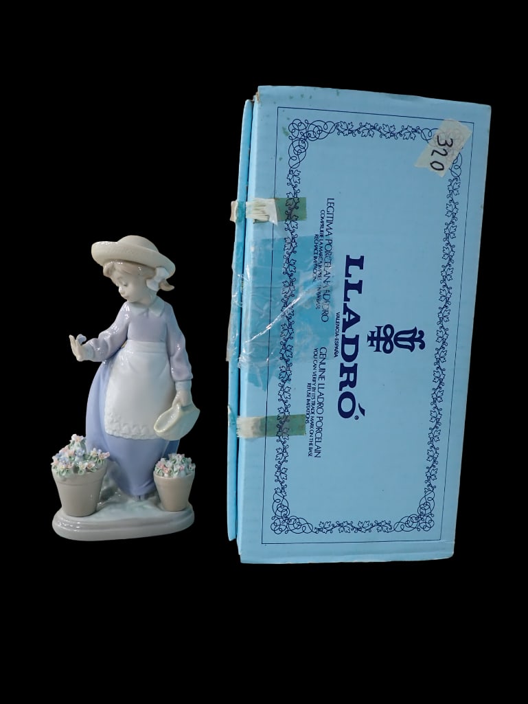 Lladro 5543 Hello Flowers Porcelain Figurine with Box: Lladro 5543 Hello Flowers Porcelain Figurine with Box. Beautiful condition. All pictures are considered part of the description and should be examined carefully by bidders. Live Auctioneers is