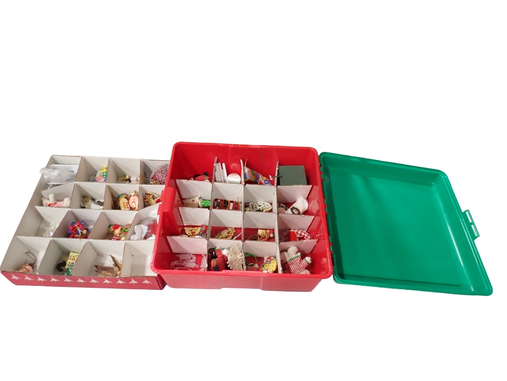 Christmas Plastic Storage Box Full of Vintage Plastic Ornaments (1 of 13)