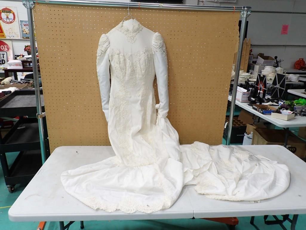 Vintage Beautiful Wedding Dress with Long Train: Vintage Beautiful Wedding Dress with Long Train All pictures are considered part of the description and should be examined carefully by bidders. Live Auctioneers is now offering Live Shipping through 