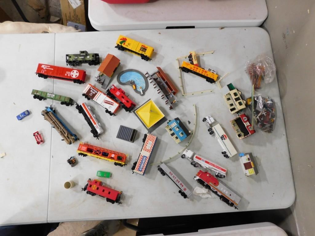 Model Train Lot including Advertising - Tootsie Roll, Corn Flakes, Pizza Hut, Santa Fe, Exxon, etc. (1 of 4)