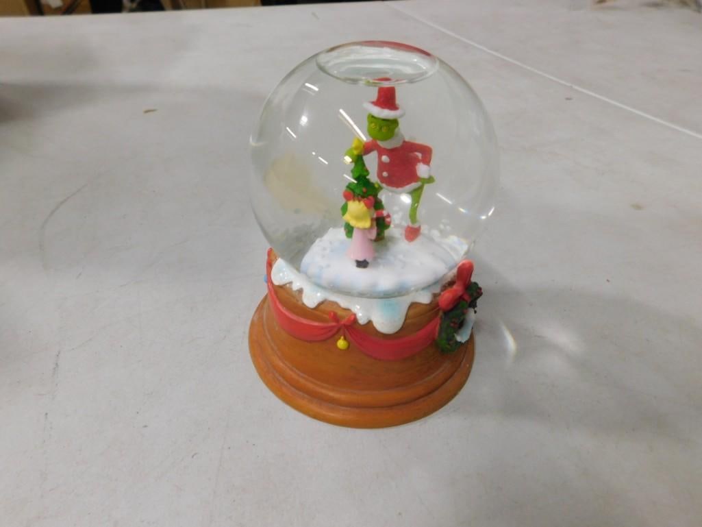 Dr. Seuss Hallmark Grinch Snow Globe (1 of 4)