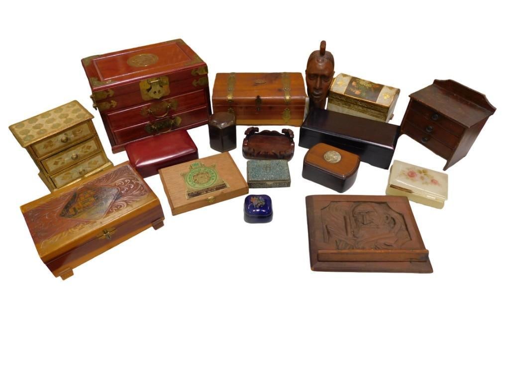 Lot of Vintage Jewelry, Trinket and other Boxes, etc.: Lot of Vintage Jewelry, Trinket and other Boxes, etc. All pictures are considered part of the description and should be examined carefully by bidders. Live Auctioneers is now offering Live Shipping th