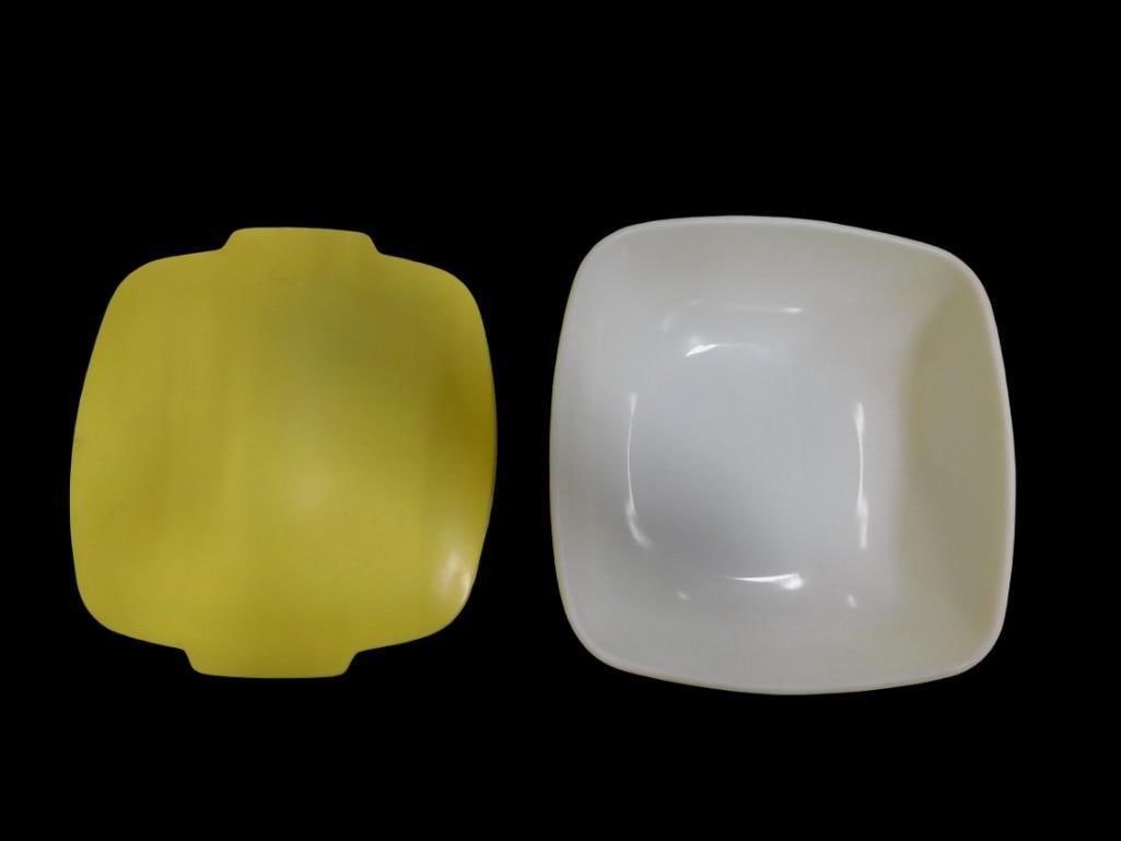 Vintage Pyrex 525-B 2.5 quart Hostess Bowl in yellow with Lid: Vintage Pyrex 525-B 2.5 quart Hostess Bowl in yellow with Lid All pictures are considered part of the description and should be examined carefully by bidders. Live Auctioneers is now offering Live Shi