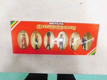 Britains Metal Toy Soldiers Set 7248 incl 2 Policemen, 1 Yeoman, 1 Horseguard, 1 Life Guard, 1 Scots