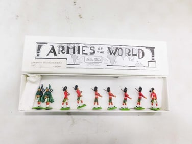Britains Armies of the World Cameron Highlanders 9 pc Set Metal Toy Soldiers in Original Box