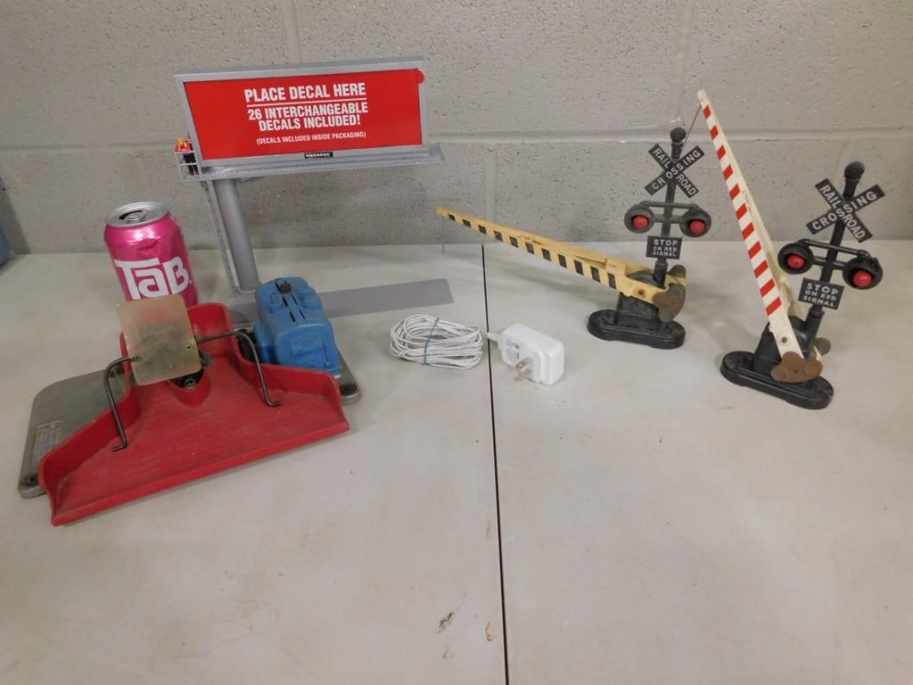 Train Accessories Lot including Gates, Billboard Display, Lionel Coal Loader, etc. (1 of 8)