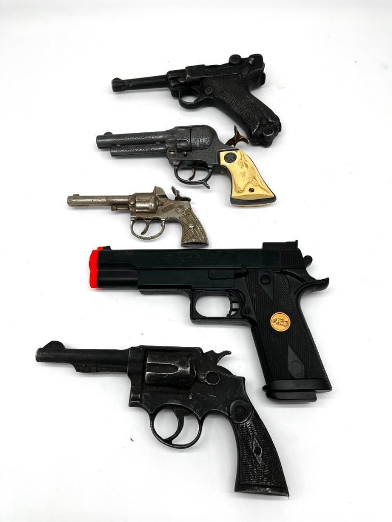 Lot of 5 cap guns and replica pistols Hubley, Texan Jr. and more: Lot of 5 cap guns and replica pistols Hubley, Texan Jr. and more All pictures are considered part of the description and should be examined carefully by bidders. Live Auctioneers is now offering Liv