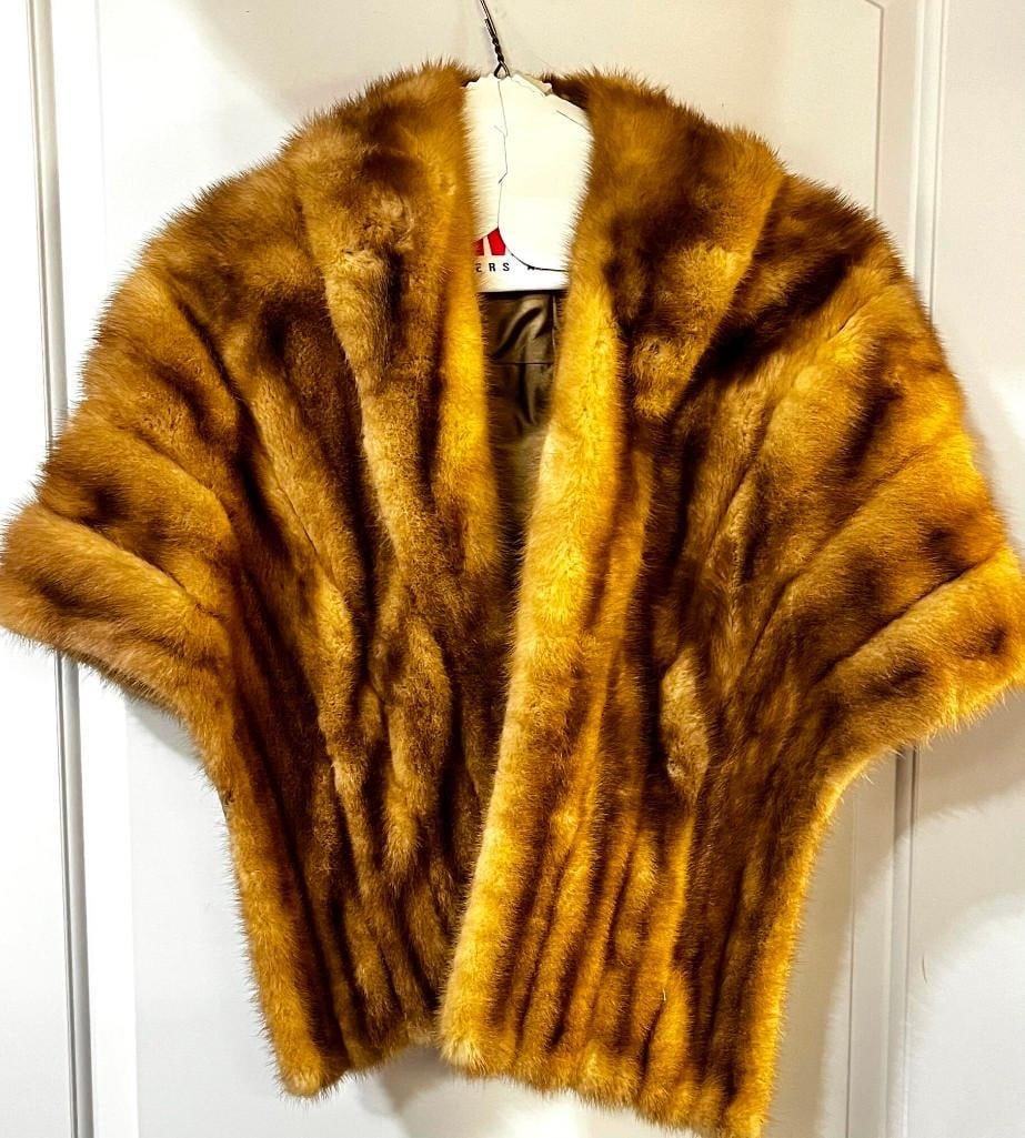 Vintage Ladies Mink Stole or Fur Cape: Vintage Ladies Mink Stole or Fur Cape . Beautiful condition, shoulder to shoulder is 16" across All pictures are considered part of the description and should be examined carefully by bidde