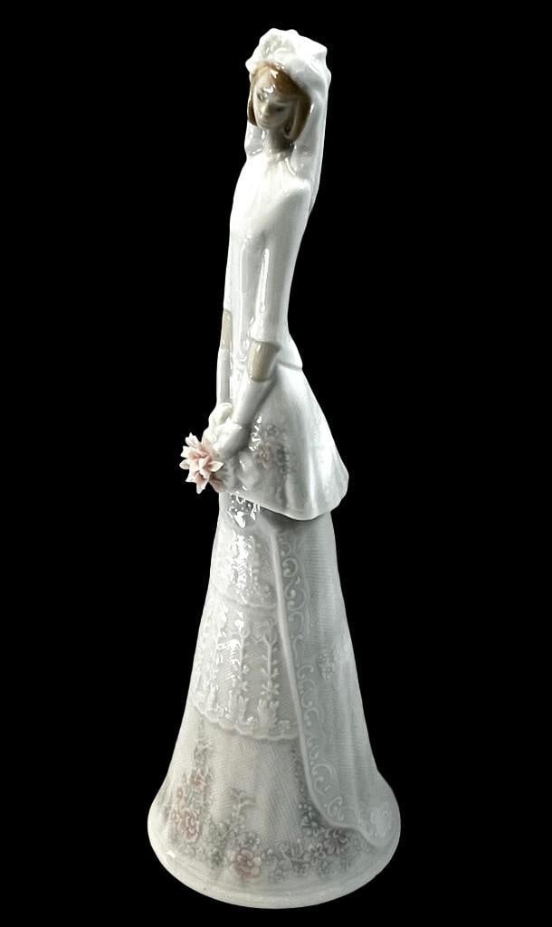 Lladro Bride Bell " Bridel Bell" # 6200: Lladro bride bell " Bridel Bell" # 6200 Beautiful condition, 11.5" tall All pictures are considered part of the description and should be examined carefully by bidders. Live Auctione