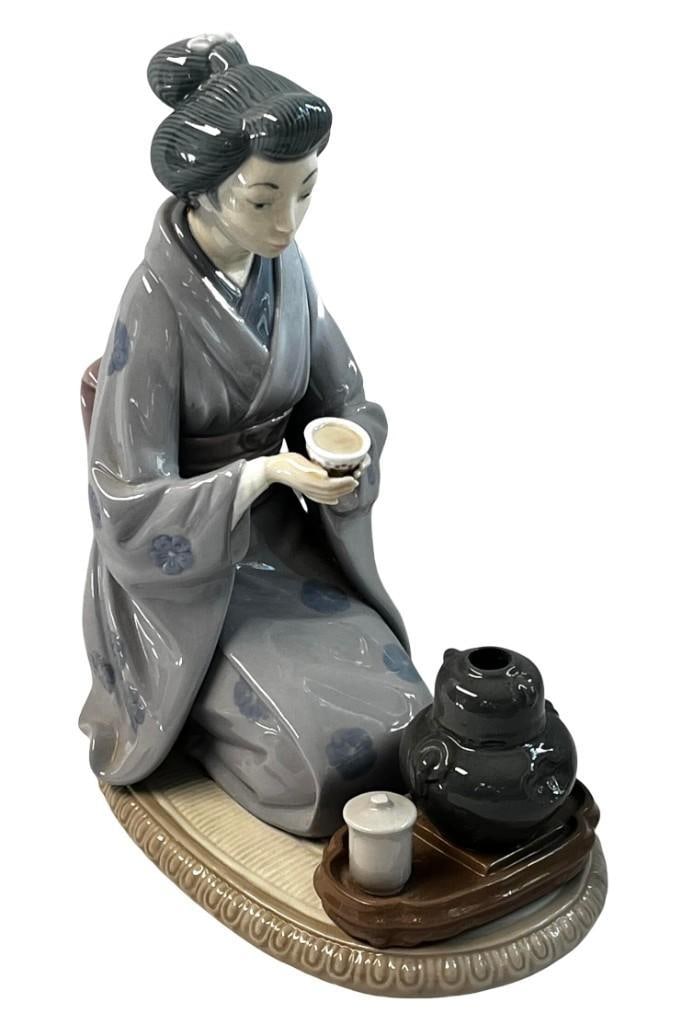 Lladro # 5122 August Moon or Japanese Girl Serving Tea (1 of 9)