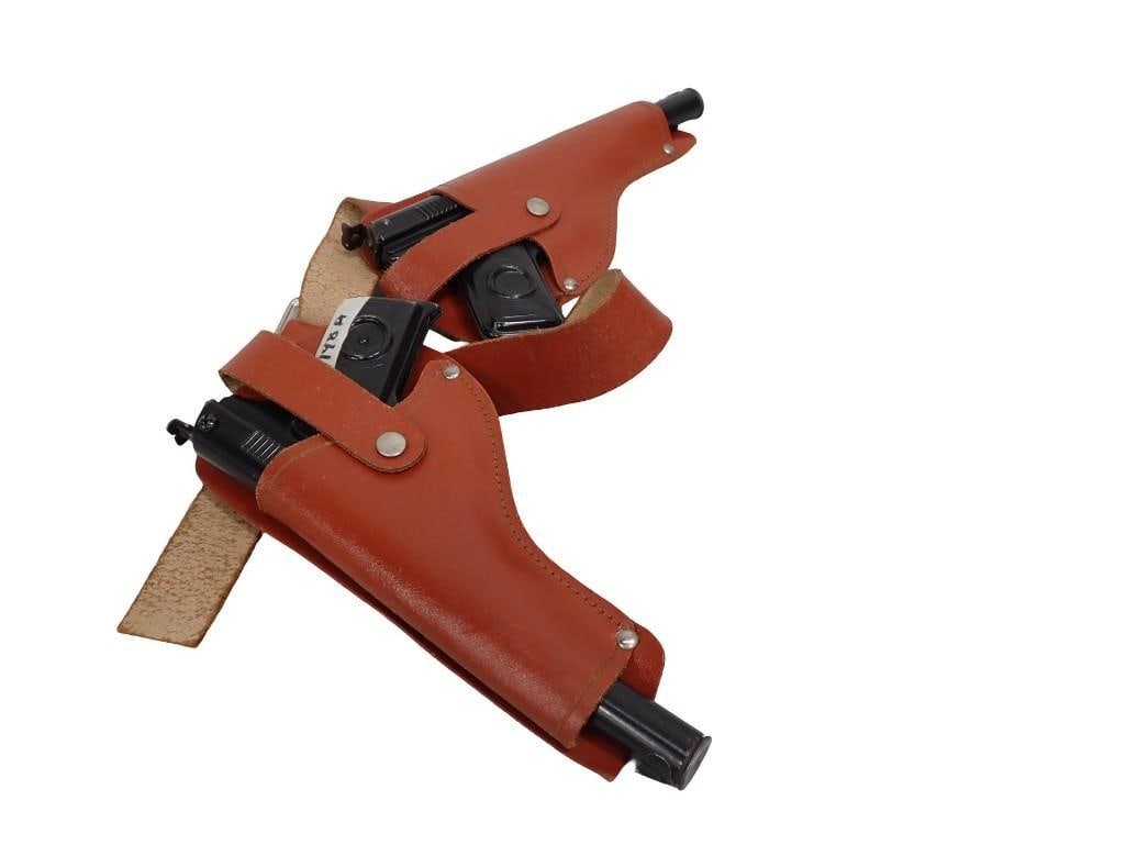 Pair of Vintage Daisy #118 Target Special BB Guns w/ Holster (1 of 8)