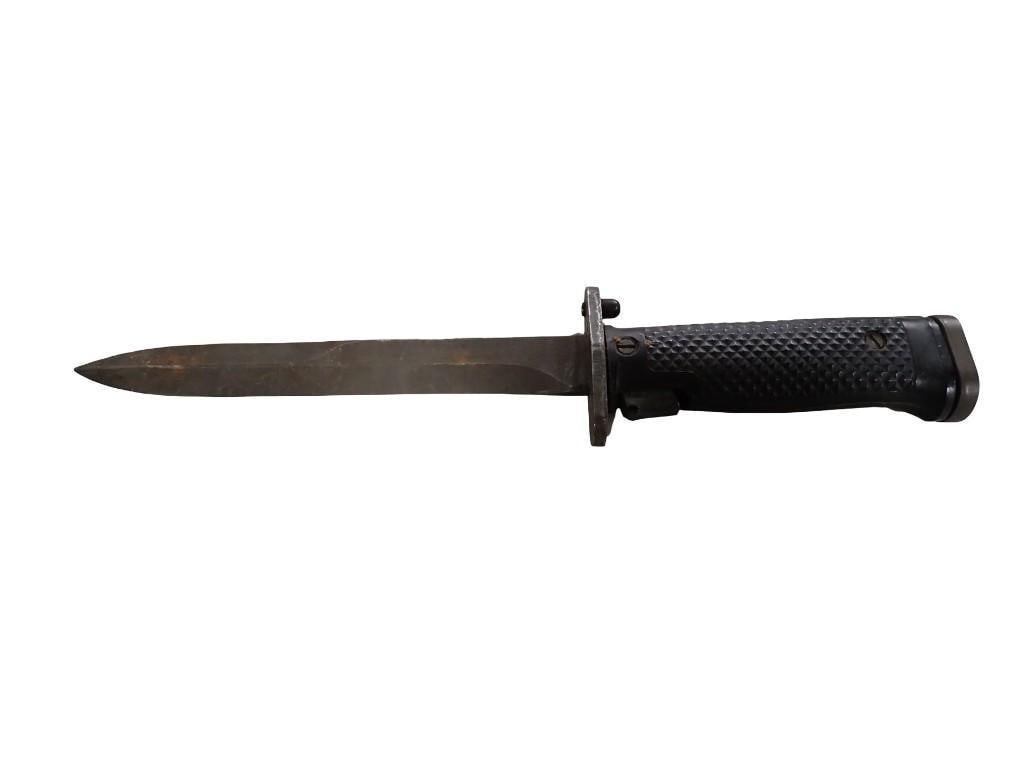 WWII M4 Bayonet Knife also Marked M5A: WWII M4 bayonet knife also marked M5A in great condition 12" All pictures are considered part of the description and should be examined carefully by bidders. Live Auctioneers is now offerin