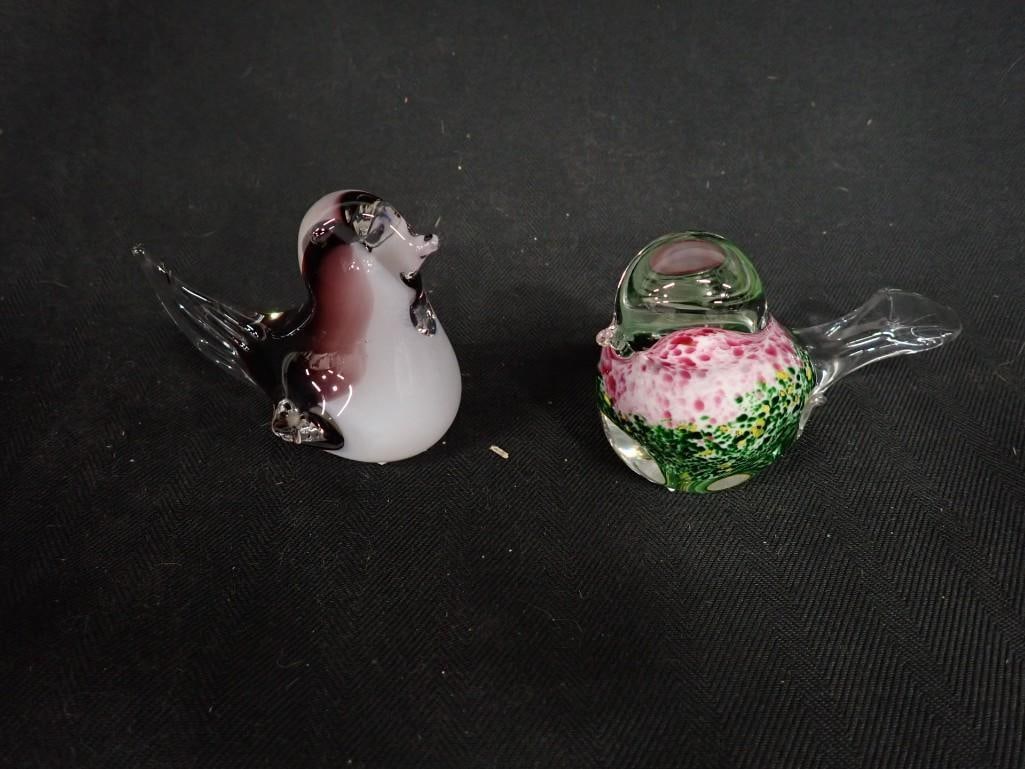 2 Vintage Art Glass Birds Paperweights: 2 Vintage Art Glass Birds Paperweights All pictures are considered part of the description and should be examined carefully by bidders. Live Auctioneers is now offering Live Shipping through them. T