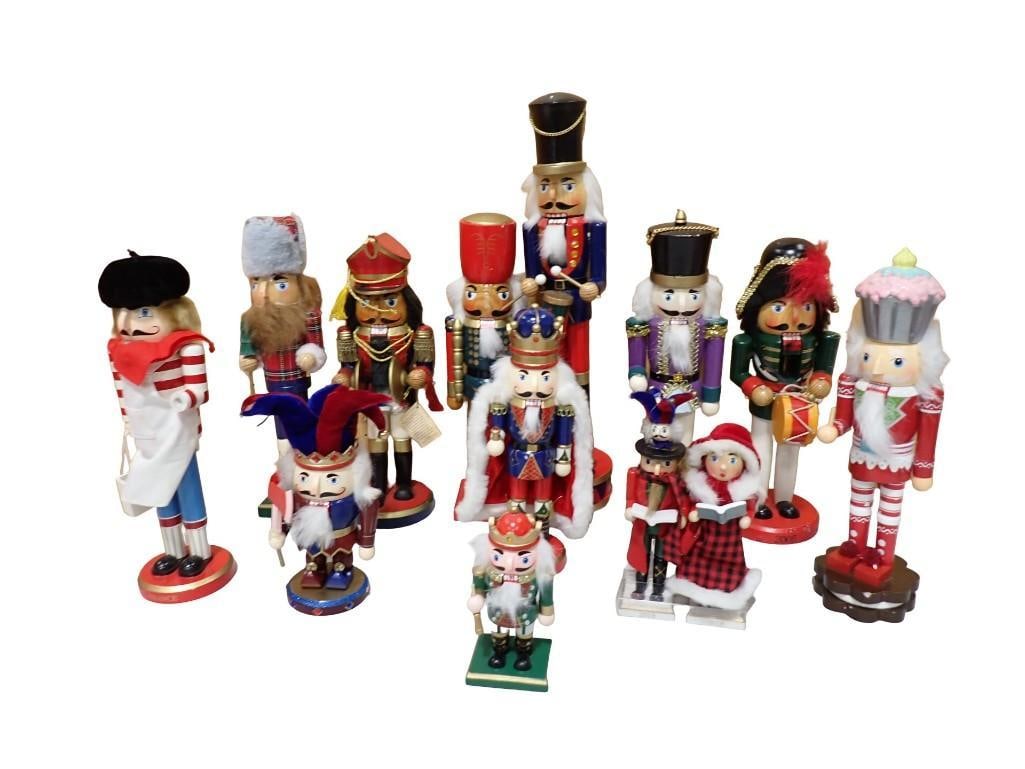 Large Lot of Christmas Nutcrackers or Figures: Large Lot of Christmas Nutcrackers or Figures . Beautiful Christmas decorations. All pictures are considered part of the description and should be examined carefully by bidders. Live Auctionee