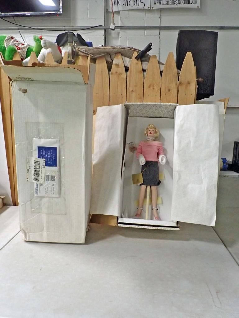 Franklin Mint Marilyn Monroe Porcelain Doll Pink Pearl Sweater Girl in Original Box (1 of 8)