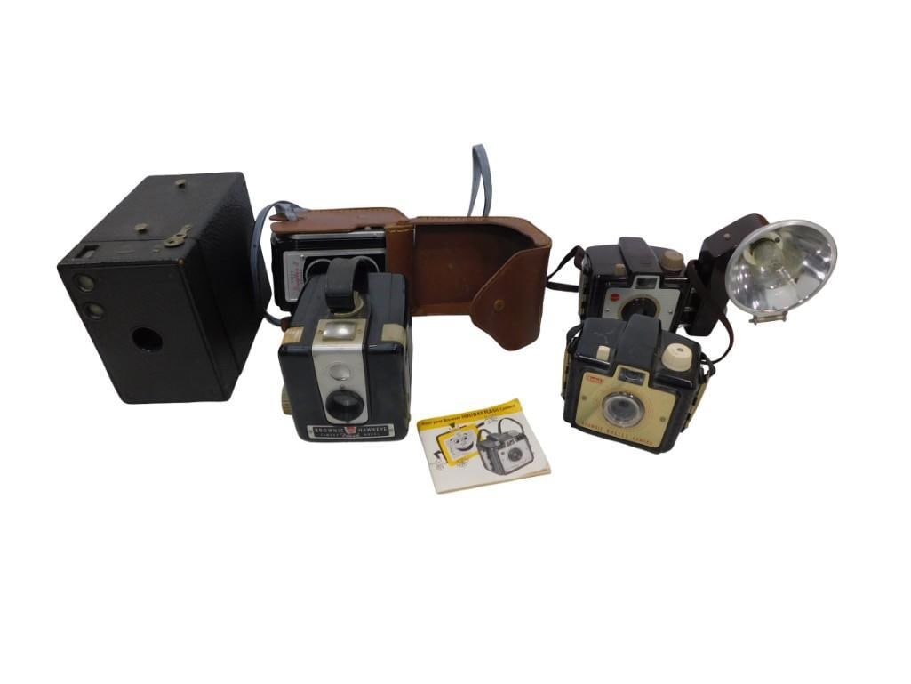 5 Vintage Kodak Cameras 1930-1950s: Lot of 5 Vintage Kodak Cameras 1930-1950s. Great condition. Would make a nice display All pictures are considered part of the description and should be examined carefully by bidders.