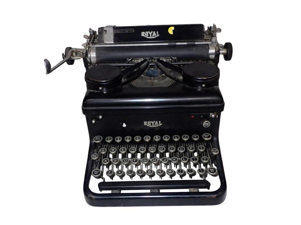 Vintage Royal Manual Typewriter (1 of 8)