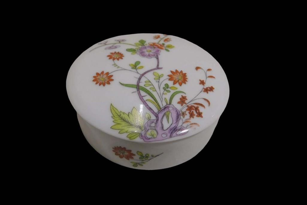 Limoges Metropolitan Museum of Art Porcelain Trinket Box MMA: Limoges France Metropolitan Museum of Art Porcelain Trinket Box MMA All pictures are considered part of the description and should be examined carefully by bidders. Live Auctioneers is now offering Li