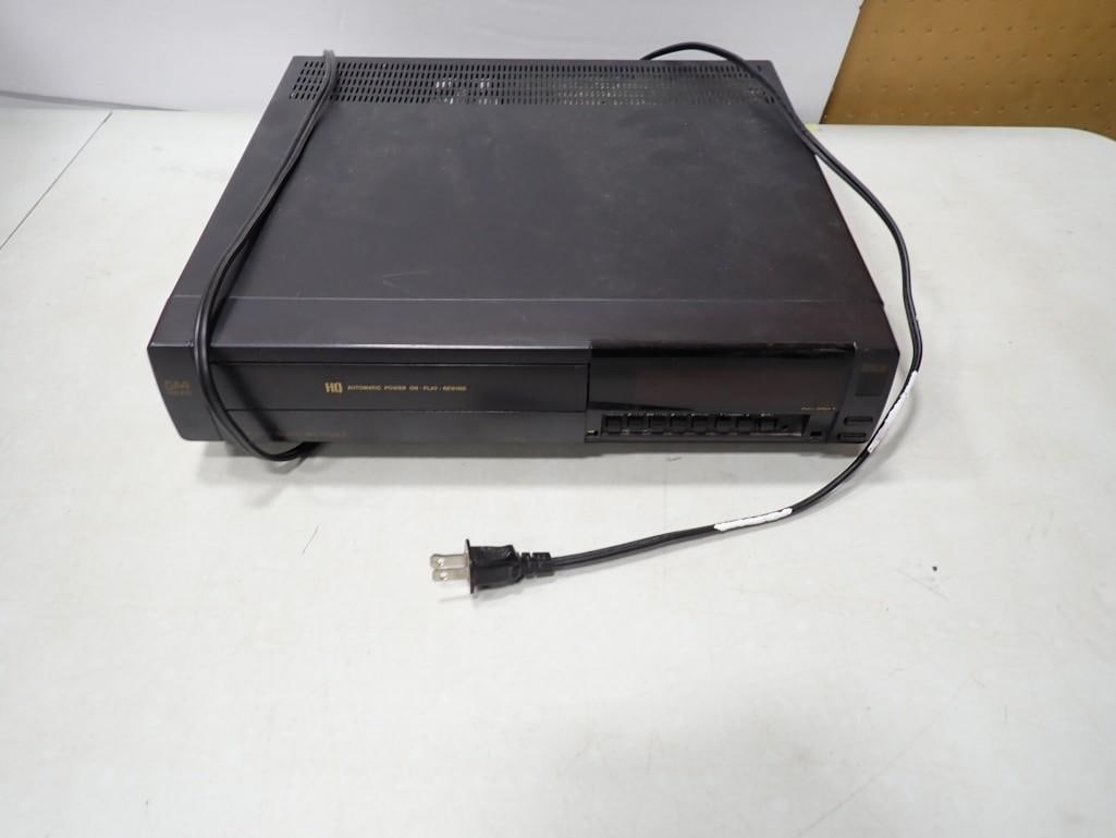 Hitachi ABL0067 VCR Cassette Tape Player - plugged in and it turns on: Hitachi ABL0067 VCR Cassette Tape Player - plugged in and it turns on, but no remote. All pictures are considered part of the description and should be examined carefully by bidders. Live Auctioneers