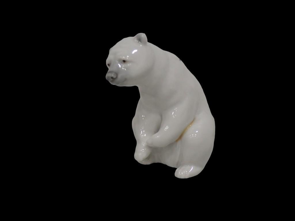 Lladro Resting Polar Bear #1208 Porcelain Figurine: Lladro Resting Polar Bear #1208 Porcelain Figurine All pictures are considered part of the description and should be examined carefully by bidders. Live Auctioneers is now offering Live Shipping thr