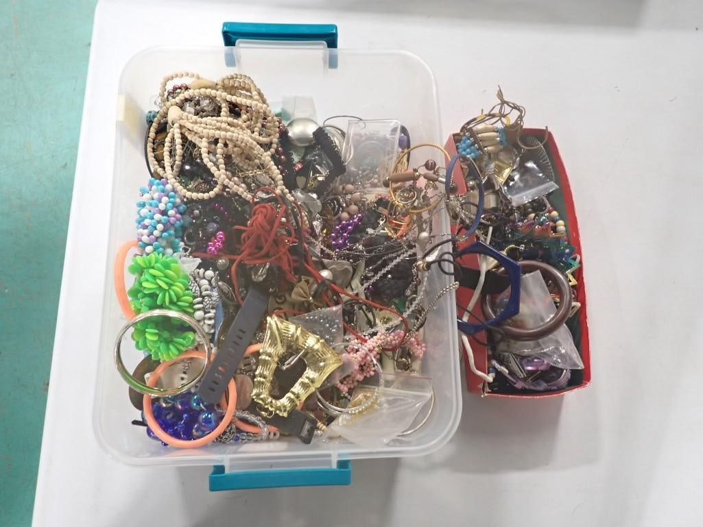 Approx 14 Pounds of Costume Jewelry Unsearched: Approximately 14 Pounds of Costume Jewelry Unsearched All pictures are considered part of the description and should be examined carefully by bidders. Live Auctioneers is now offering Live Shipping th