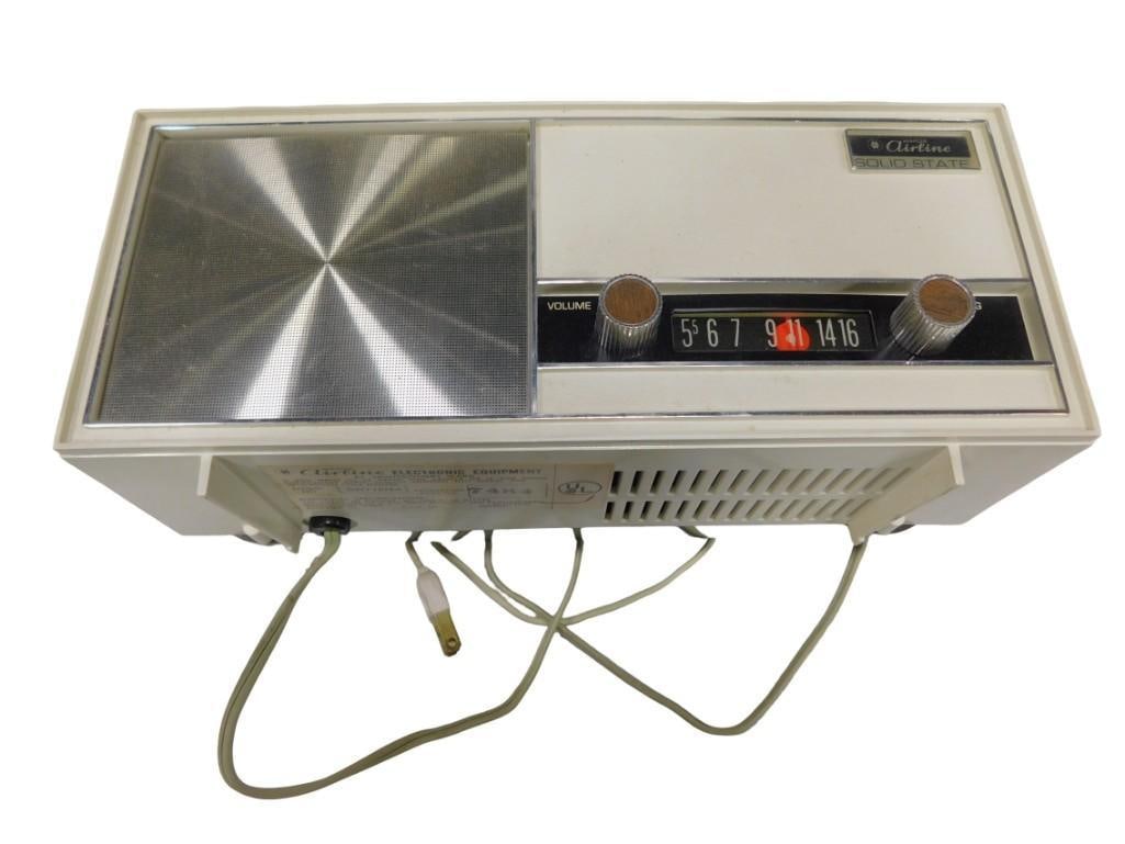 Vintage Wards Airline Solid State AM Radio Works (1 of 3)