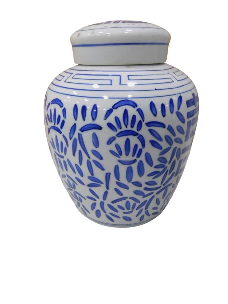 Chinese blue and white porcelain ginger jar with the "double happiness" symbol: Chinese blue and white porcelain ginger jar with the "double happiness" symbol All pictures are considered part of the description and should be examined carefully by bidders. Live Auctioneers