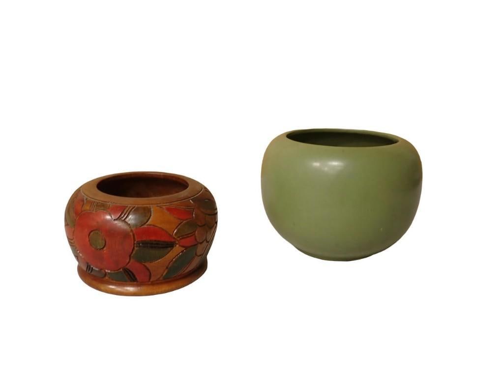 McCoy Floraline #404 rounded planter Matte Avocado Finish and a Carved Painted Floral Wooden Bowl: McCoy Floraline #404 rounded planter Matte Avocado Finish and a Carved Painted Floral Wooden Bowl All pictures are considered part of the description and should be examined carefully by bidders. Live