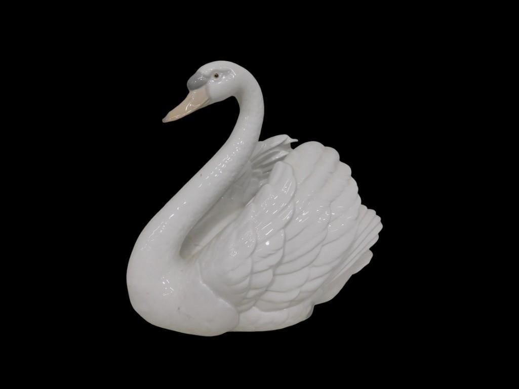 Lladro 5231 Swan with Wings Spread Porcelain Figurine (1 of 6)