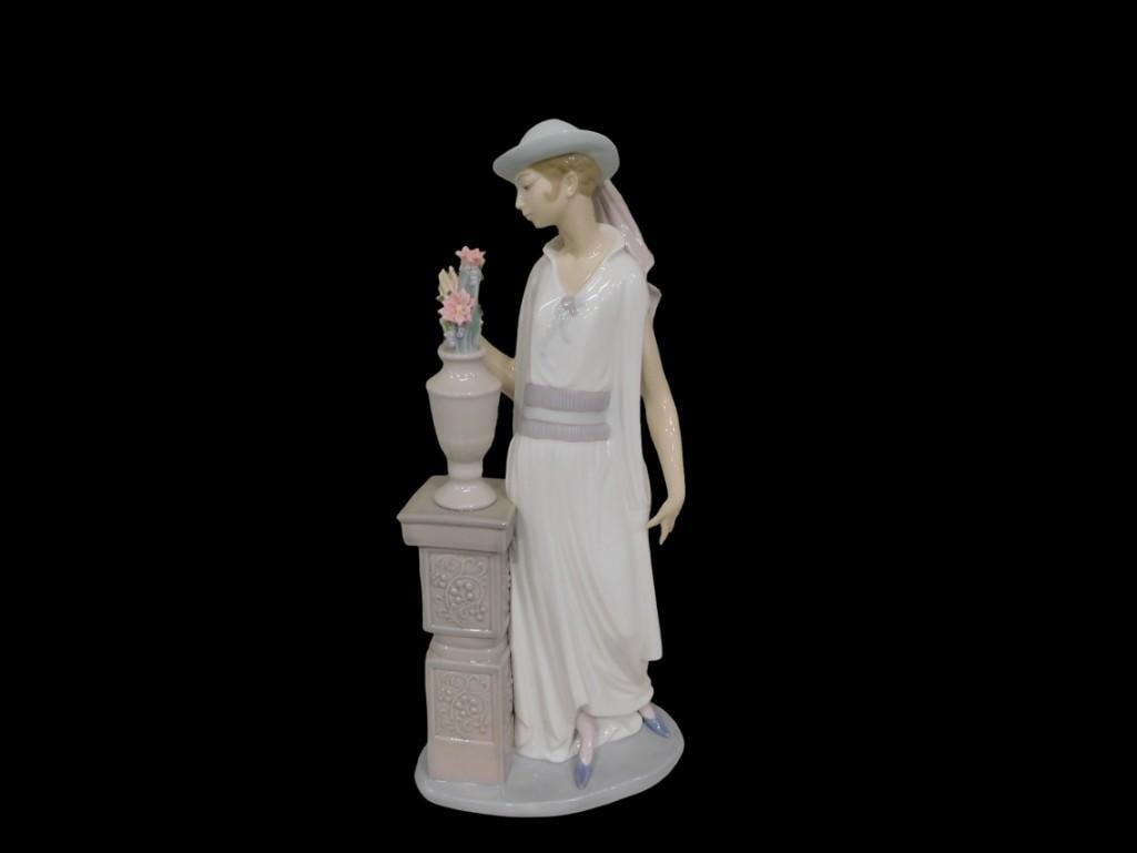 Lladro 5175 Lady Grand Casino Porcelain Figurine (1 of 9)