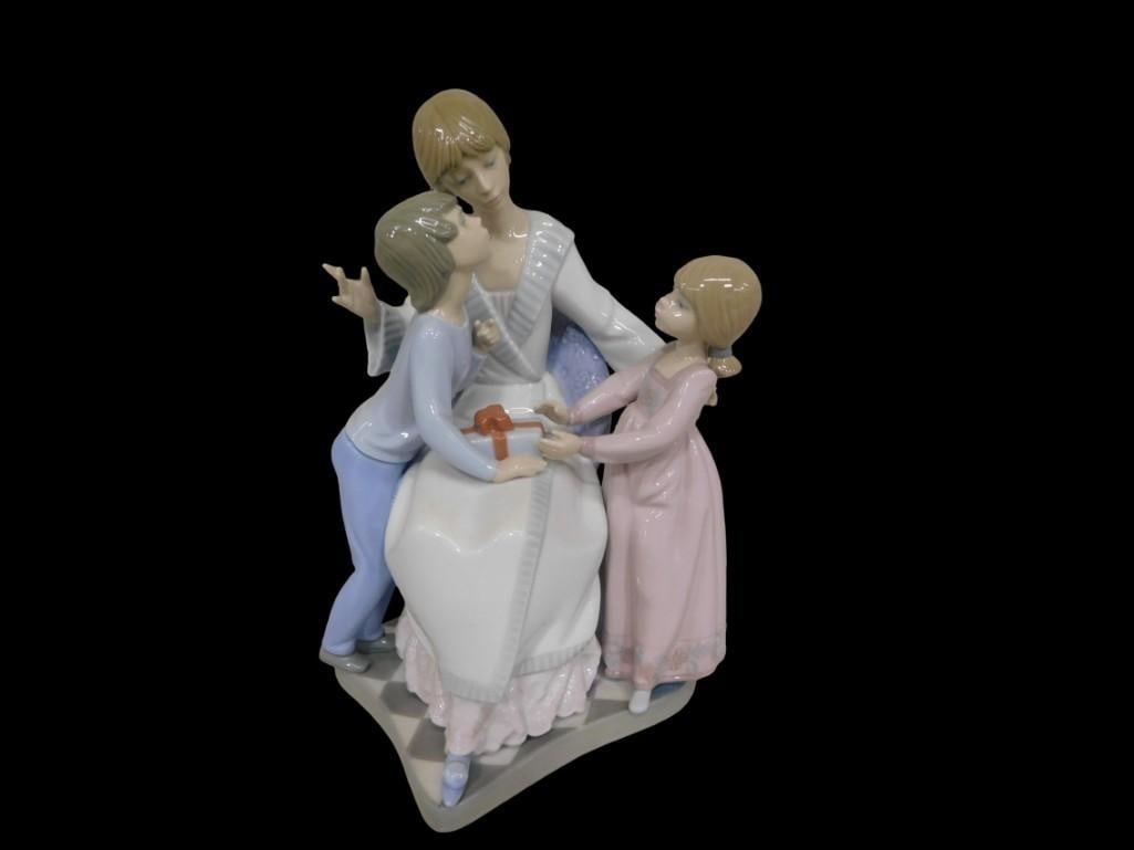Retired Lladro 5596 Mother's Day Porcelain Figurine Querida Mama (1 of 8)