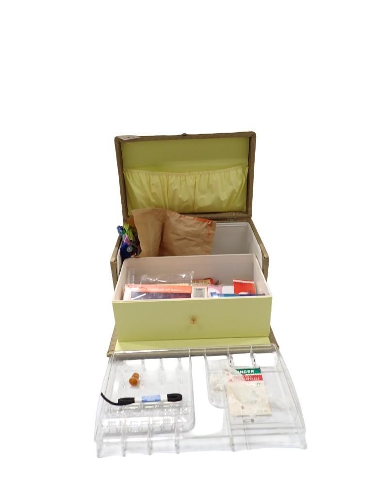 Vtg 1960s Vinyl Sewing Box with Gold Fleck Lucite Handle with Sewing or Crafting Supplies: Vintage 1960s Vinyl Sewing Box with Diamond Quilted Pattern and Gold Fleck Lucite Handle with Sewing or Crafting Supplies All pictures are considered part of the description and should be examined ca