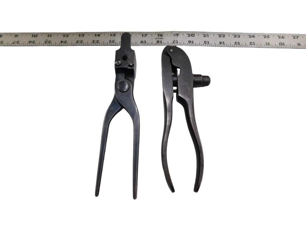 2 Antique Winchester Reloading Tools 32 WCF: 2 Antique Winchester Reloading Tools 32 W.C.F. All pictures are considered part of the description and should be examined carefully by bidders. Live Auctioneers is now offering Live Shipping through t