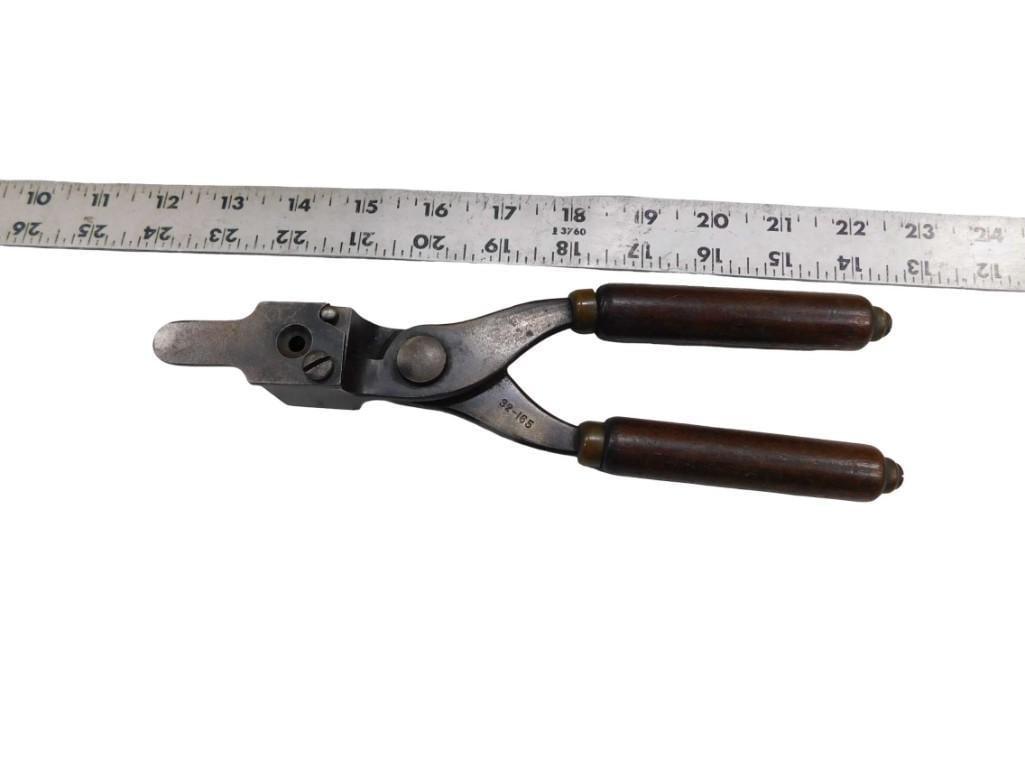 Antique Winchester Reloading Tool with Wood Handles 32-165: Antique Winchester Reloading Tool with Wood Handles 32-165 All pictures are considered part of the description and should be examined carefully by bidders. Live Auctioneers is now offering Live Ship