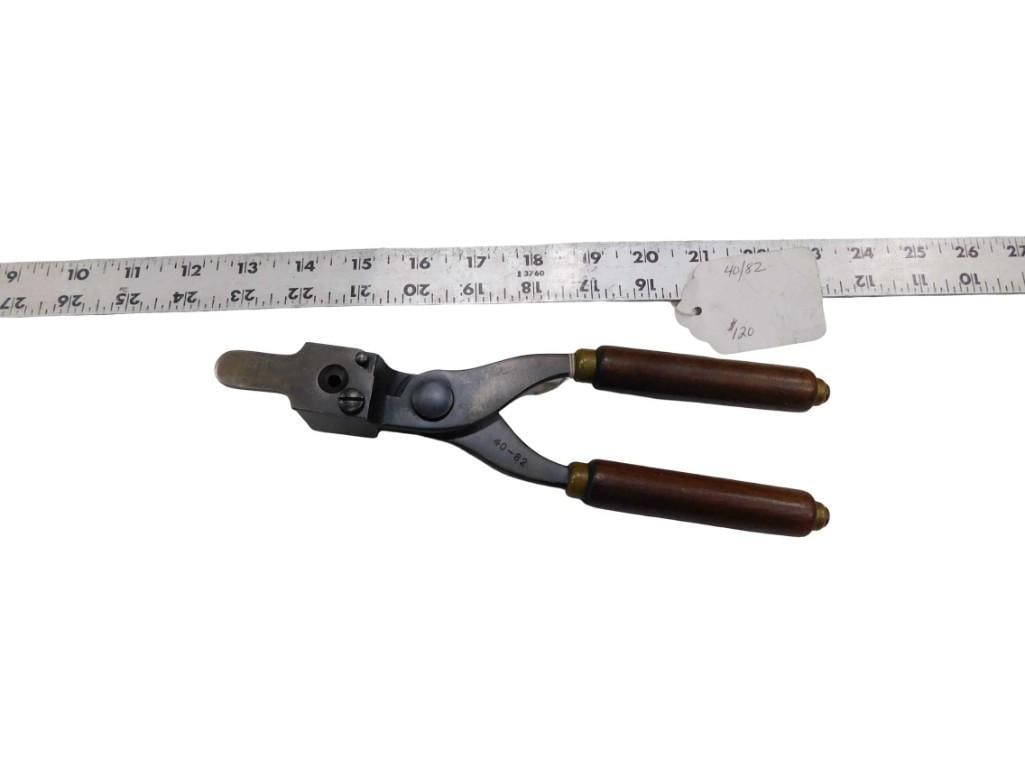 Antique Winchester Reloading Tool with Wood Handles 40-82: Antique Winchester Reloading Tool with Wood Handles 40-82 All pictures are considered part of the description and should be examined carefully by bidders. Live Auctioneers is now offering Live Shipp