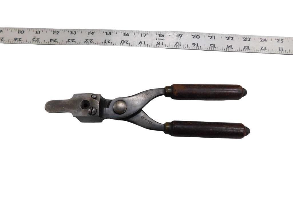Antique Winchester Reloading Tool with Wood Handles 38-255: Antique Winchester Reloading Tool with Wood Handles 38-255 All pictures are considered part of the description and should be examined carefully by bidders. Live Auctioneers is now offering Live Ship