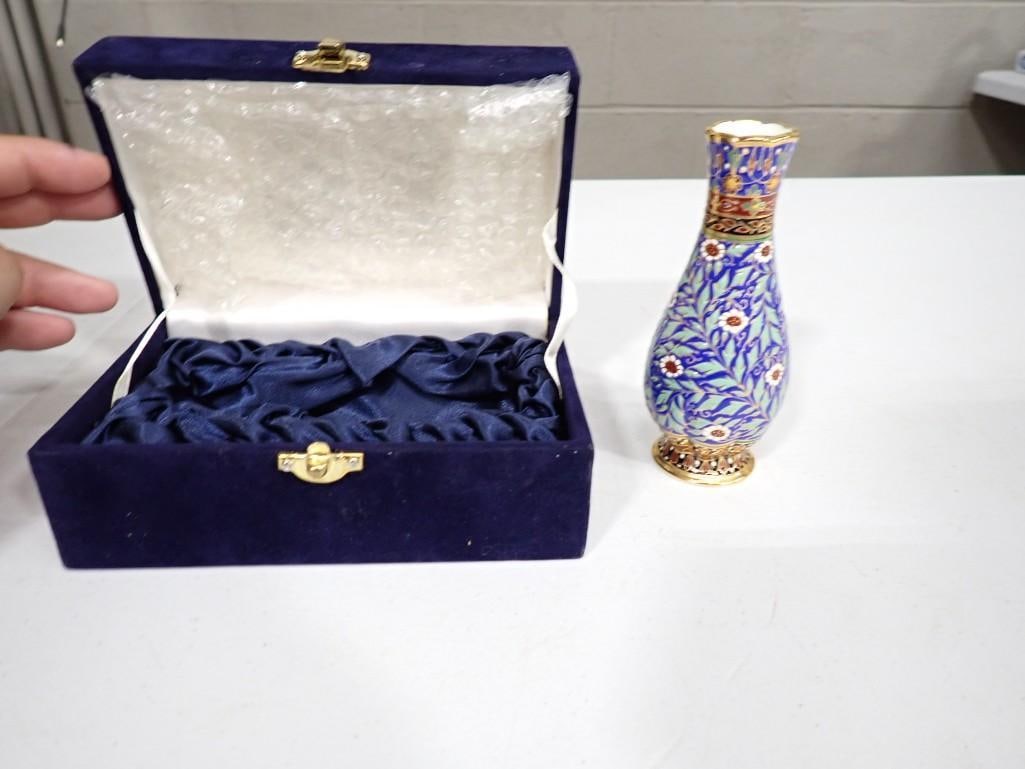 Royal Bone China Royal White Porcelain Vase with Intricate Design and Case or Box: Royal Bone China Royal White Porcelain Vase with Intricate Design and Case or Box All pictures are considered part of the description and should be examined carefully by bidders. Live Auctioneers is