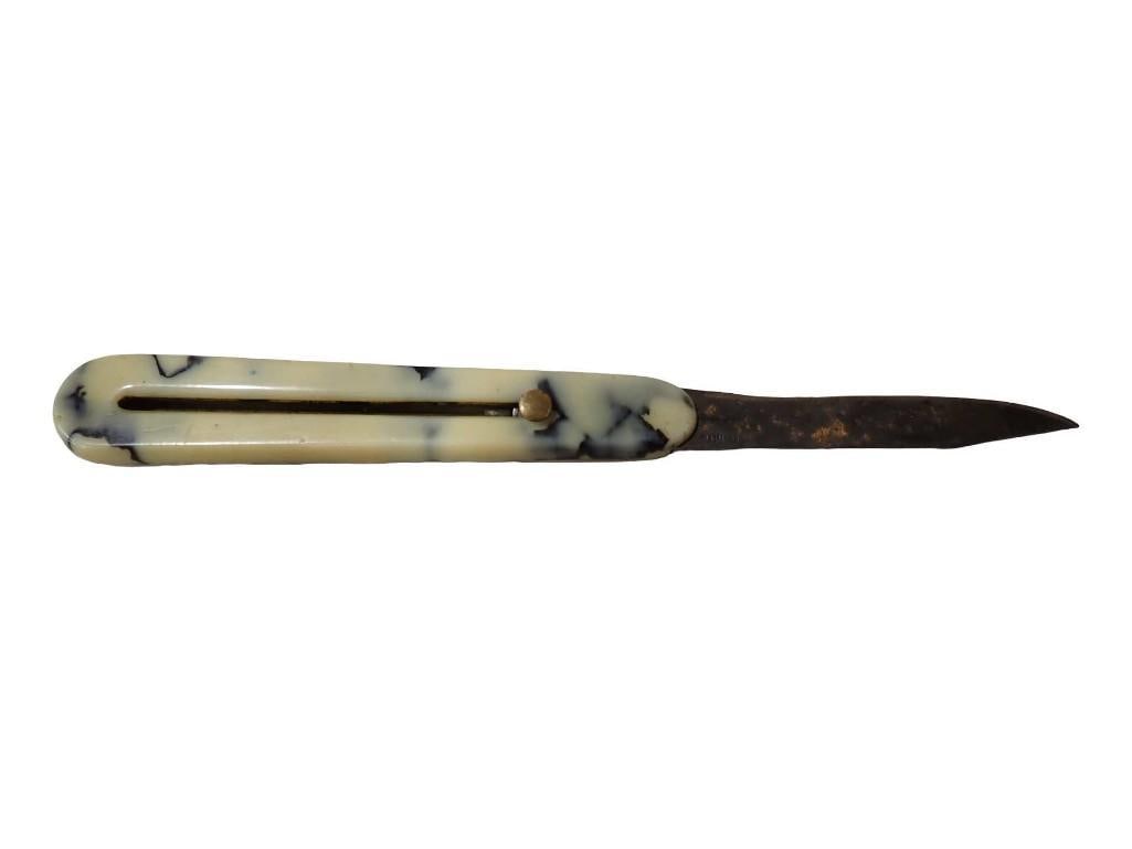 Vintage Advertising Box Cutter Gits: Vintage Advertising Box Cutter Gits All pictures are considered part of the description and should be examined carefully by bidders. Live Auctioneers is now offering Live Shipping through them. This