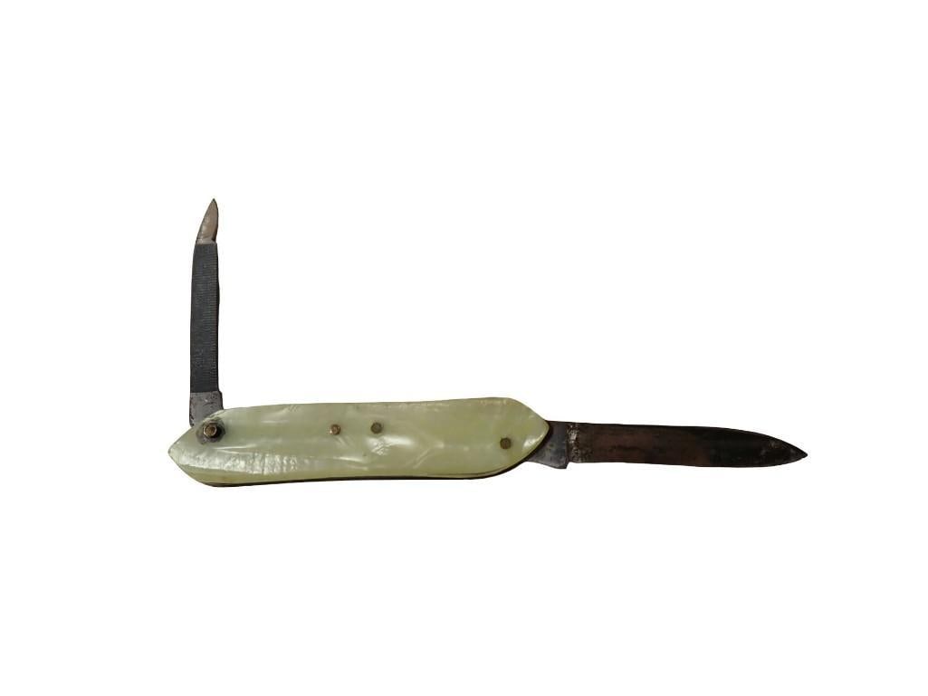 Vintage Royal Brand Small 2 Blade Pocket Knife: Vintage Royal Brand Small 2 Blade Pocket Knife All pictures are considered part of the description and should be examined carefully by bidders. Live Auctioneers is now offering Live Shipping through