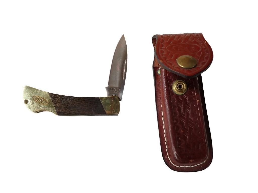 Case XX Single Blade Lockback Pocket Knife P10051L in a Leather Sheath: Case XX Single Blade Lockback Pocket Knife P10051L in a Leather Sheath All pictures are considered part of the description and should be examined carefully by bidders. Live Auctioneers is now offeri
