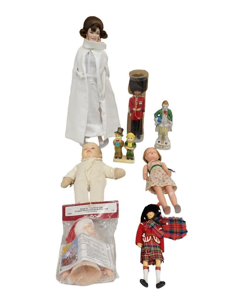 Franklin Mint Jacqueline Kennedy Doll, Vintage Dolls, Figurines, Etc: Franklin Mint Jacqueline Kennedy Doll, Vintage Dolls, Figurines, Etc All pictures are considered part of the description and should be examined carefully by bidders. Live Auctioneers is now offering