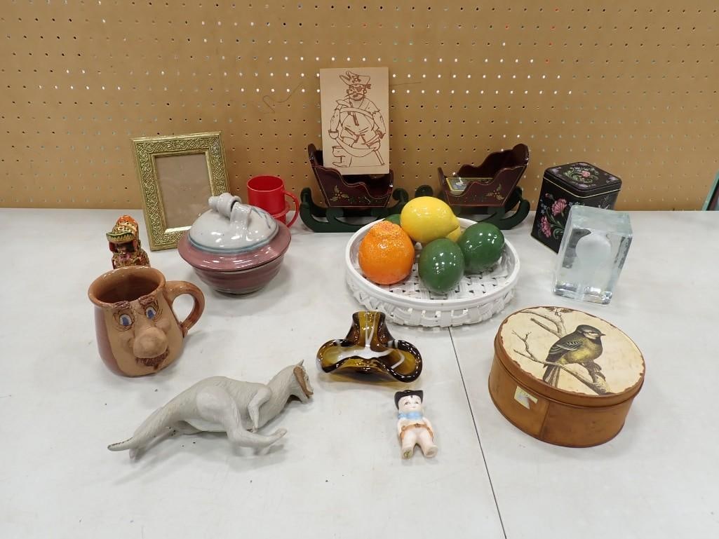 Collectibles incl Small Art Glass Item, Pottery Face Mug, Etched Glass Paperweight, Etc: Collectibles incl Small Art Glass Item, Pottery Face Mug, Etched Glass Light Bulb Paperweight, Etc All pictures are considered part of the description and should be examined carefully by bidders. Li