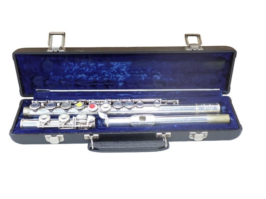 Bundy Flute in a Gemeinhardt Case (1 of 5)